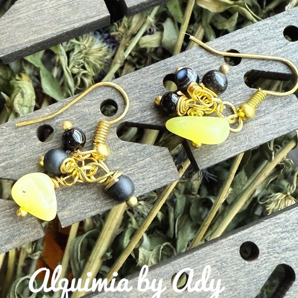 Lemon yellow jade and black onyx earrings - Picture 1 of 1